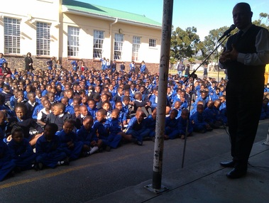 The headmaster and learners of Rosmead school saying thank you.